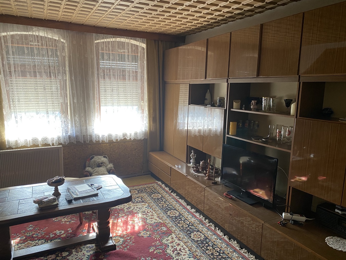 Rustikales Einfamilienhaus mit Nebengelass und einem großen Garten in