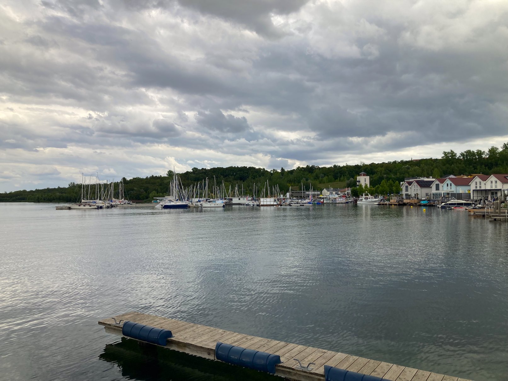 Blick auf Hafen von Mücheln am Geiseltalsee in Sachsen-Anhalt