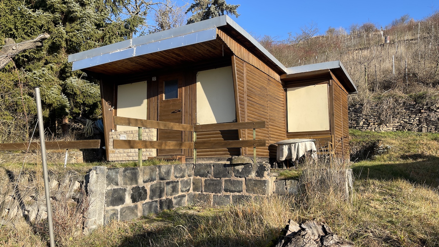 2 Weinberge mit Bungalow zu verkaufen